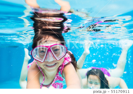 Girl swimming underwater Girl swimming underwater 55170911