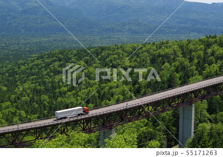 トラックと三国峠の橋 55171263