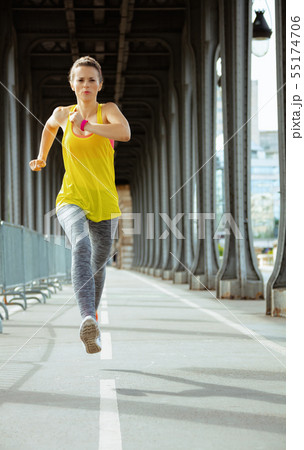 sports woman on Pont de Bir-Hakeim bridge in Paris running sports woman on Pont de Bir-Hakeim bridge in Paris running 55174706