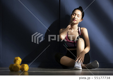 女性　スポーツウェア　コントラスト 55177738