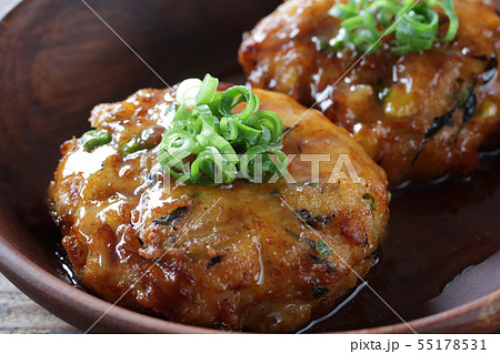 ヘルシーで健康的な豆腐ハンバーグ 55178531