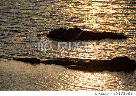 夕暮れの光る海 55178935