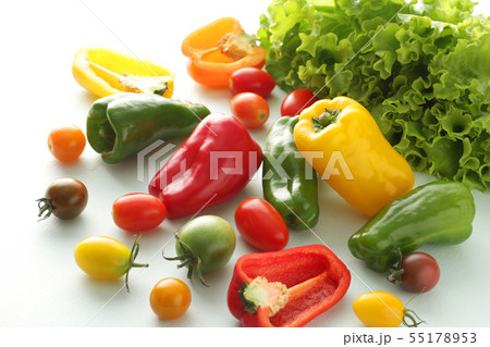レタスやカラーのピーマンや色のついトマトの集合イメージ写真 55178953