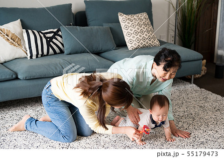 ハイハイする赤ちゃん 55179473