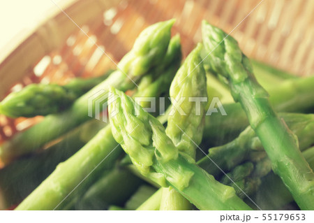 茹でたざるに載せた夏野菜のアスパラガス 55179653
