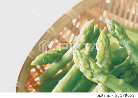 茹でたざるに載せた夏野菜のアスパラガス 55179655