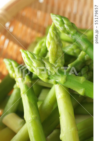 茹でたざるに載せた夏野菜のアスパラガス 55179657