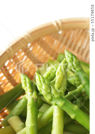 茹でたざるに載せた夏野菜のアスパラガス 茹でたざるに載せた夏野菜のアスパラガス 55179658