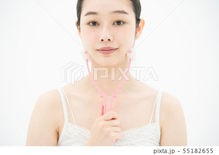 小顔マッサージ器具を使う女性 55182655