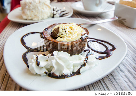 カスタードクリームとチョコレートパイのドルチェ　イタリア　フィレンツェのカフェにて　 55183200