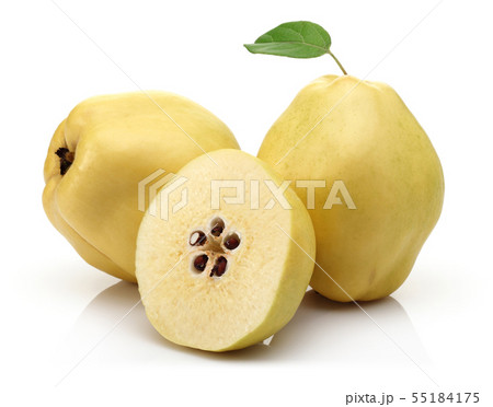 Half and whole Quince fruits with leaf isolated 55184175