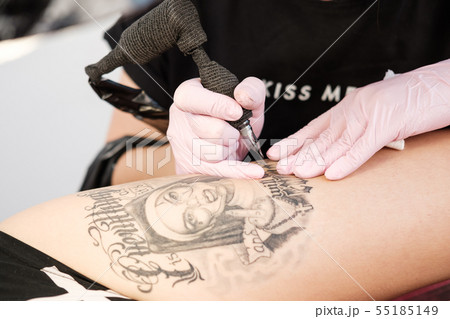 Female tattoo master tattooing female client....の写真素材 [55185149] - PIXTA