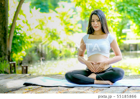 Beautiful Asian pregnant woman look forward  55185866