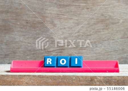 Tile letter on red rack in word ROI Tile letter on red rack in word ROI 55186006