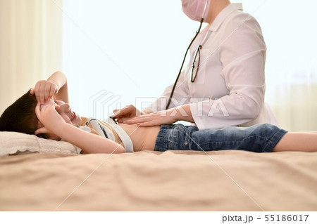 The doctor listens to a funny baby. 55186017