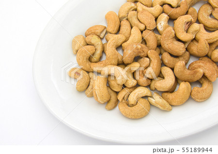 カシューナッツ（ロースト）　白バック 55189944