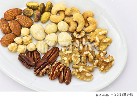 ７種類のミックスナッツ　白バック 55189949