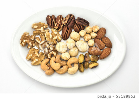 ７種類のミックスナッツ 白バックの写真素材
