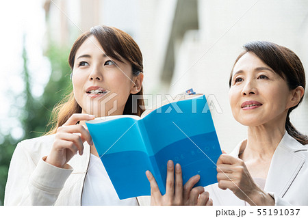 観光を楽しむ親子 観光を楽しむ親子 55191037