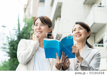 観光を楽しむ親子 55191038