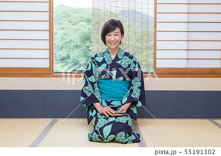 外国人旅行者向け 浴衣姿のミドル女性が和室でマナー研修 55191302