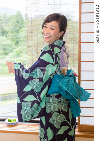 外国人旅行者向け 浴衣姿のミドル女性が和室でマナー研修 55191312