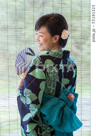 外国人旅行者向け 浴衣姿のミドル女性が和室でマナー研修 外国人旅行者向け 浴衣姿のミドル女性が和室でマナー研修 55191325