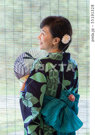 外国人旅行者向け 浴衣姿のミドル女性が和室でマナー研修 55191328