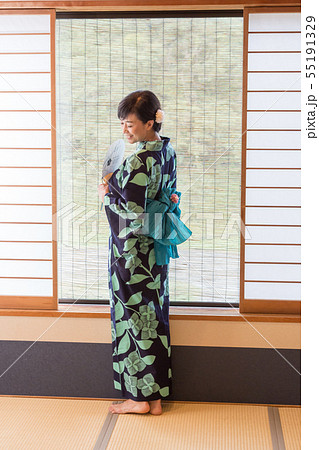 外国人旅行者向け 浴衣姿のミドル女性が和室でマナー研修 55191329