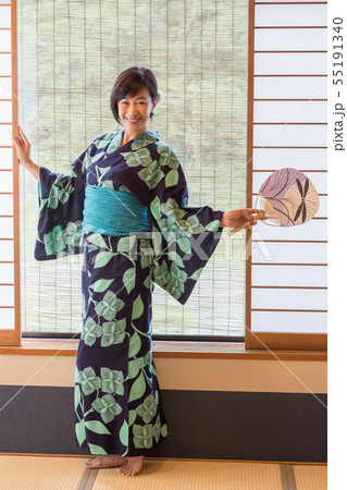 外国人旅行者向け 浴衣姿のミドル女性が和室でマナー研修 55191340