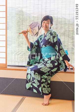 外国人旅行者向け 浴衣姿のミドル女性が和室でマナー研修 55191349
