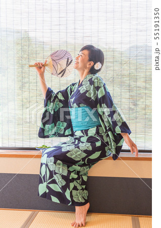 外国人旅行者向け 浴衣姿のミドル女性が和室でマナー研修 55191350