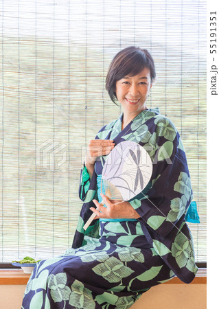 外国人旅行者向け 浴衣姿のミドル女性が和室でマナー研修 55191351