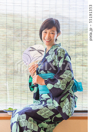 外国人旅行者向け 浴衣姿のミドル女性が和室でマナー研修 外国人旅行者向け 浴衣姿のミドル女性が和室でマナー研修 55191353