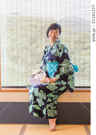 外国人旅行者向け 浴衣姿のミドル女性が和室でマナー研修 55191357