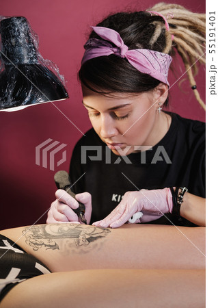 Female tattoo master tattooing female client....の写真素材 [55191401] - PIXTA