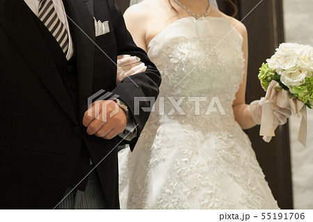 ヴァージンロードを歩く新婦と父親 ヴァージンロードを歩く新婦と父親 55191706