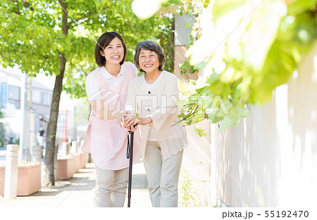 介護イメージ シニア女性と介護士 介護イメージ シニア女性と介護士 55192470