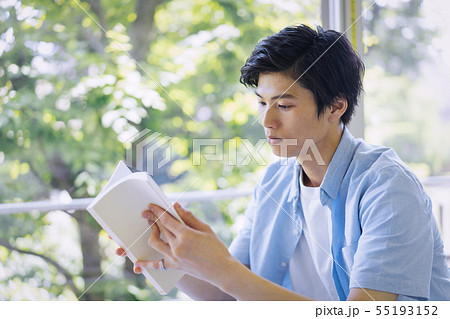男性　大学生　勉強　撮影協力：恵泉女学園大学 55193152