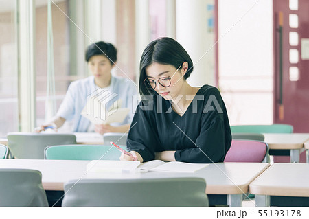 女性　大学生　勉強　撮影協力：恵泉女学園大学 55193178