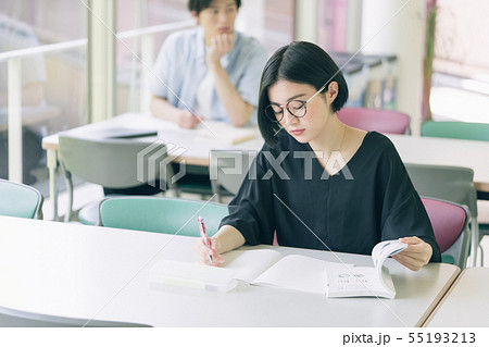 女性 大学生 勉強 撮影協力:恵泉女学園大学 女性 大学生 勉強 撮影協力:恵泉女学園大学 55193213