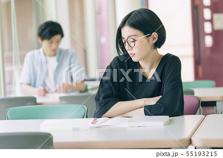 女性 大学生 勉強 撮影協力:恵泉女学園大学 女性 大学生 勉強 撮影協力:恵泉女学園大学 55193215