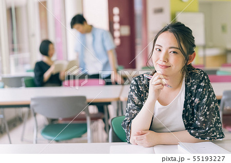 女性　大学生　勉強　撮影協力：恵泉女学園大学 55193227