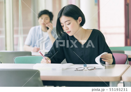 女性　大学生　勉強　撮影協力：恵泉女学園大学 55193231