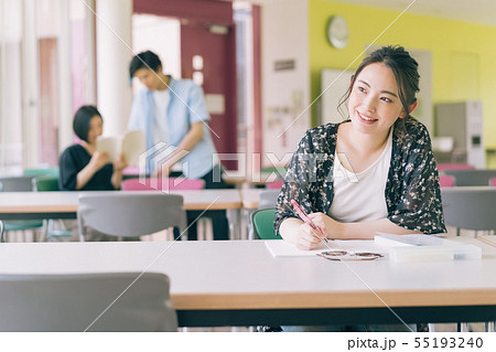 女性　大学生　勉強　撮影協力：恵泉女学園大学 55193240