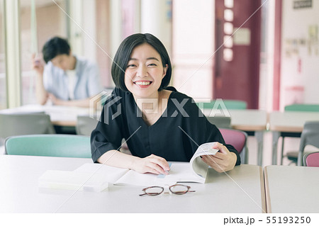 女性　大学生　勉強　撮影協力：恵泉女学園大学 55193250