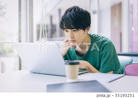 男性 大学生 勉強 撮影協力:恵泉女学園大学 男性 大学生 勉強 撮影協力:恵泉女学園大学 55193251