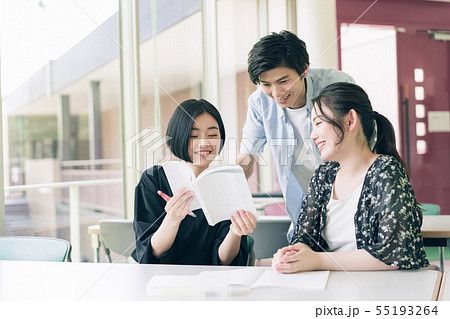 男女 大学生 勉強 撮影協力:恵泉女学園大学 男女 大学生 勉強 撮影協力:恵泉女学園大学 55193264