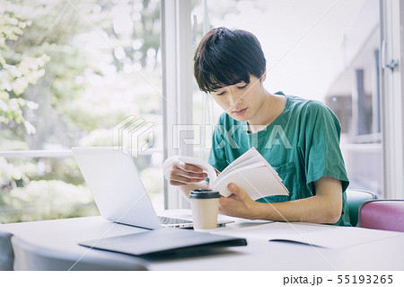 男性　大学生　パソコン　撮影協力：恵泉女学園大学 55193265