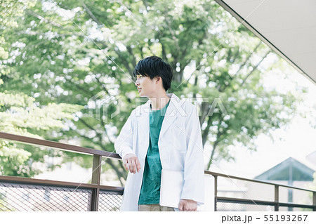男性　大学生　白衣　撮影協力：恵泉女学園大学 55193267